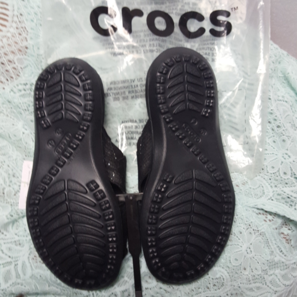 ππ©΄β€οΈ NWT women's CROCS black shimmer sandals size 4 ππ©΄β€οΈ - Picture 4 of 7